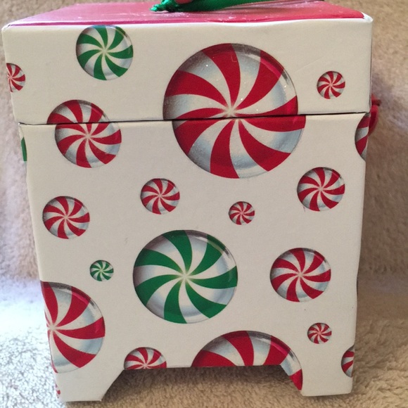 Peppermint Swirl Soy Wax Scented Candle  NWT 6.5oz - Picture 3 of 12